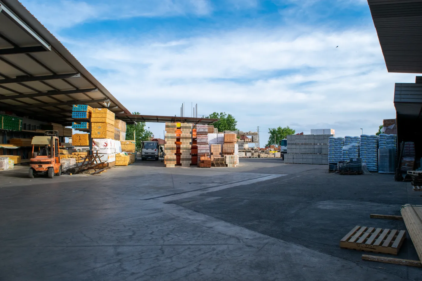 Piazzale con materiali da costruzione nella sede Edil Center Roccella
